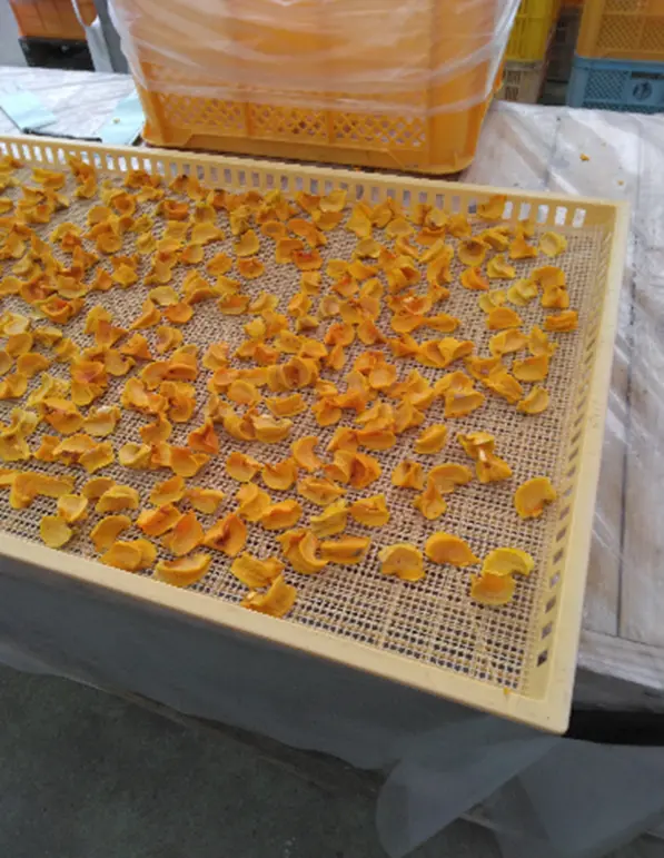 柿をドライフルーツに加工する画像