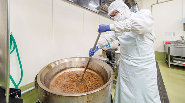 直大鍋を使用した煮込み作業