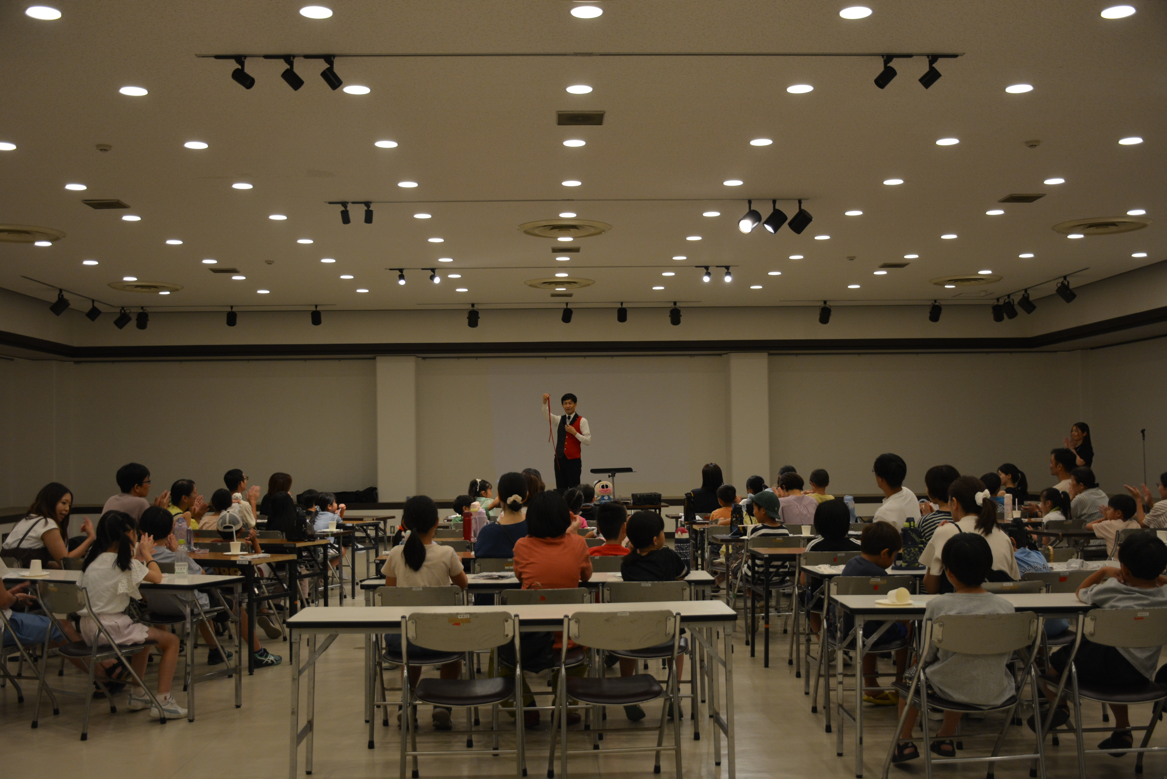 大友剛 マジックと音楽と絵本のコンサート」を開催しました｜お知らせ