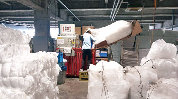 宅配で使用された商品仕分け袋を圧縮