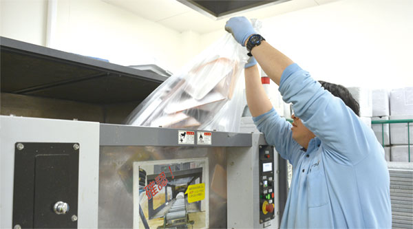 食品トレーを機械で圧縮加工