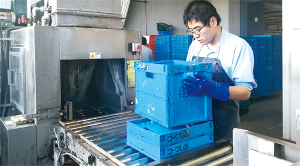 コンテナを洗浄