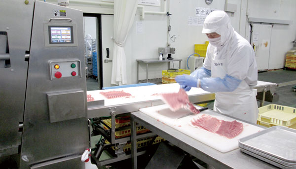 自慢のスライサーでお肉を厚さ2㎜にカット