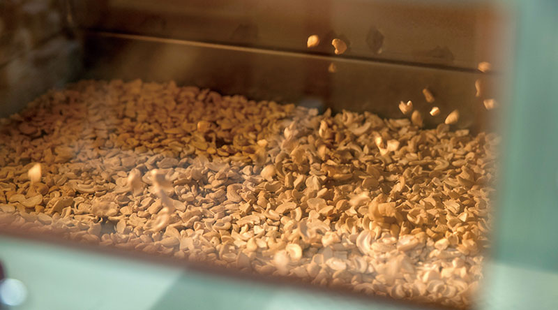 ナッツの種類や状態によって温度を微調整する熱風式焙煎