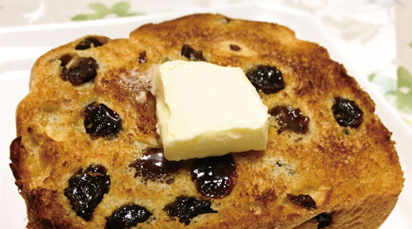 トーストしてバターを乗せた写真