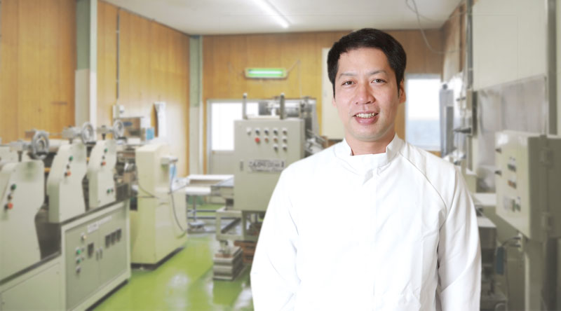 丸菱製麺4代目の冨江 義樹（よしき）さん