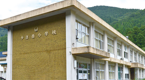 高島市の旧今津西小学校の校舎を活用