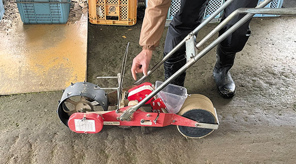 手押しの播種機